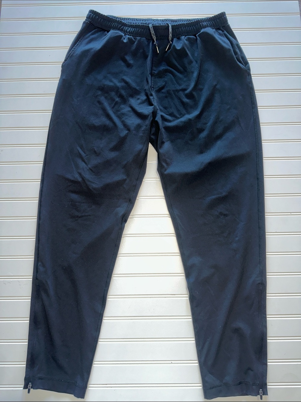 Vuori Men’s XL Black Performance Jogger Pants Drawstring Ankle Zip Athletic